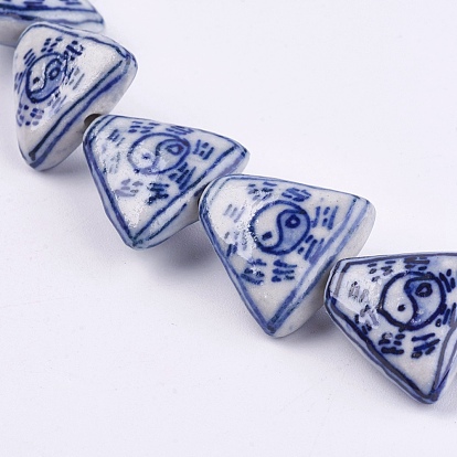 Hechos a mano de los granos de la porcelana azul y blanca, triángulo con patrón tai ji