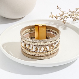 Bracelet multirangs en cuir, avec éclats de turquoise synthétique perlés et fermoir magnétique