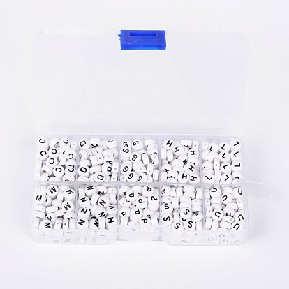 Perles acryliques de lettres, trou horizontal, plat rond, 7x4mm, Trou: 1mm, environ 62pcs / compartiment, 620 pcs / boîte