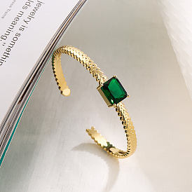 Bracelet ouvert géométrique pour femme - à la mode, luxueux, accessoire de main unique.