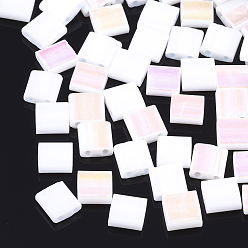 Blanc Déposer des perles de rocaille en verre opaque, 2-trou, rectangle, de couleur plaquée ab , blanc, 5x4.5~5.5x2~2.5mm, Trou: 0.5~0.8mm