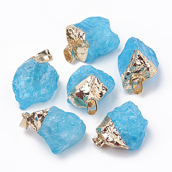 Bleu Ciel Foncé Pendentifs en cristal de quartz naturel teint, avec des résultats en laiton de fer doré, nuggets, bleu profond du ciel, 20~30x10~18x8~18mm, Trou: 3~4x7mm