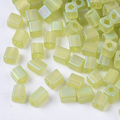 Vert Jaune 6/0 transparentes perles de rocaille en verre, couleurs ab givrées, trou carré, cube, vert jaune, 6/0, 3~5x3~4x3~4mm, trou: 1.2~1.4 mm, environ 4500 PCs / sachet 