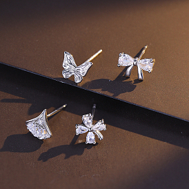 4Piezas elegantes s925 Pendientes de botón de plata esterlina con flores, mariposas, hojas de arce y lazo, con un claro zirconia cúbico