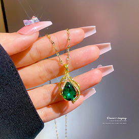 Luxury Green Gemstone Necklace - Delicate Design, Elegant, Sophisticated.