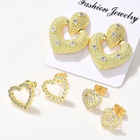 Серьги-гвоздики из латунного микро-паве, сердце