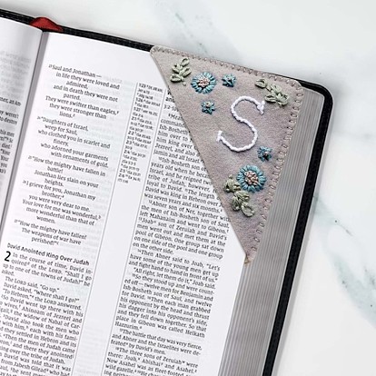 26 угловые закладки для вышивания букв, персонализированная закладка с ручной вышивкой, Маркер страницы в виде треугольника из фетра в виде цветка, для учителей любителей чтения книг, квадратный