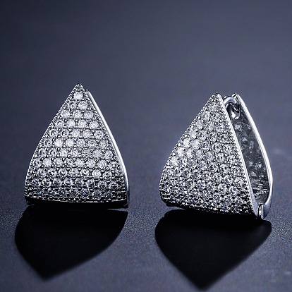 Треугольные серьги-кольца из латуни с микропаве из прозрачных кубических цирконий