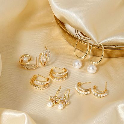 Элегантные серьги-гвоздики из жемчуга и меди с камнями цирконом