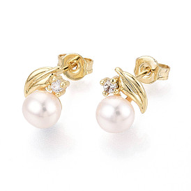 Серьги-гвоздики из латуни с микропаве из прозрачных кубических цирконий, с натуральной жемчужиной