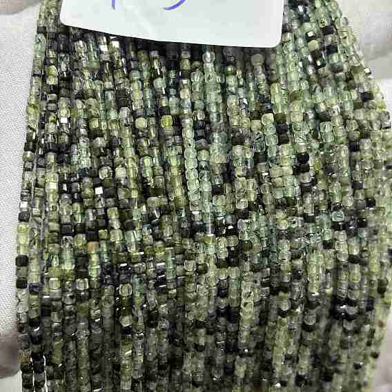 Бусины из натурального пренита, кубические