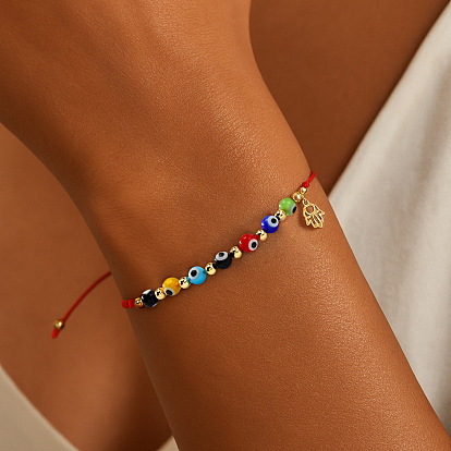 Регулируемые браслеты из синтетических волокон с красными нитями, украшенными латунными бусинами., с бусинами из стекла, символизирующими сглаз, и амулетами в виде руки хамса из нержавеющей стали.