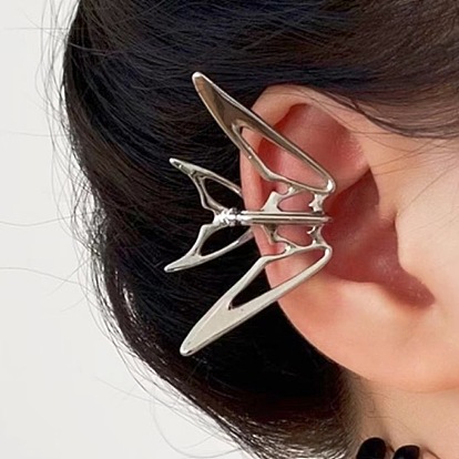 Mechanical Flying Bird Ear Clip with Unique Swallow Design - Stylish and Trendy