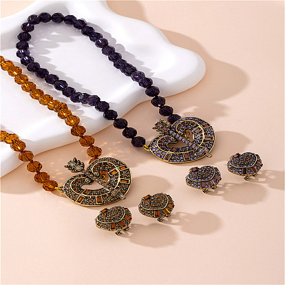 Ожерелья и серьги-гвоздики из сплава сердечек, стекла и стразов