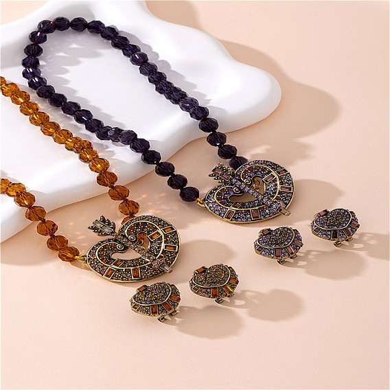 Ожерелья и серьги-гвоздики из сплава сердечек, стекла и стразов