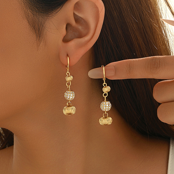 Золотые серьги-кольца с бусинами, инкрустированными бриллиантами, и фактурными бусинами для элегантных случаев