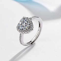Широкое женское кольцо с цирконом - элегантный и стильный аксессуар на руку.