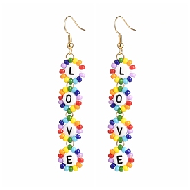 Boucles d'oreilles rondes en perles de rocaille en verre, avec des perles acryliques et les accessoires en laiton, fleur avec le mot amour