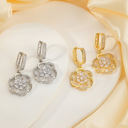Элегантные латунные серьги-кольца с цветком из прозрачного кубического циркония