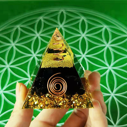 Energiegeneratoren aus Orgonit-Pyramidenharz, natürliche Obsidiansplitter im Inneren als Schreibtischdekoration für das Homeoffice