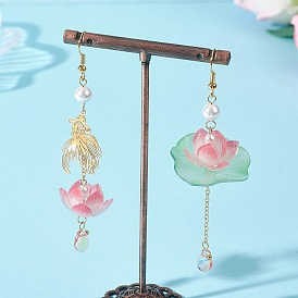 Серьги-подвески в виде рыбок с лотосом, стеклянные и акриловые бусины, с филигранными подвесками из нержавеющей стали 201, слева и справа