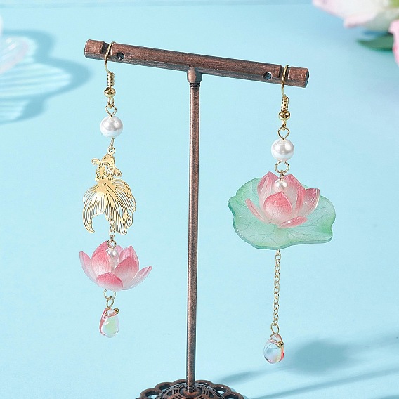 Серьги-подвески в виде рыбок с лотосом, стеклянные и акриловые бусины, с филигранными подвесками из нержавеющей стали 201, слева и справа