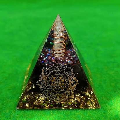 Energiegeneratoren aus Orgonit-Pyramidenharz, natürliche Obsidiansplitter im Inneren als Schreibtischdekoration für das Homeoffice