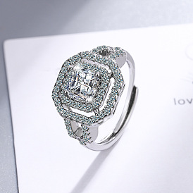 Модное кольцо с цирконом уникального дизайна - стильный и элегантный аксессуар на руку.