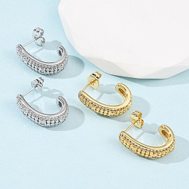 Серьги-гвоздики J-образной формы с микропаве из прозрачных кубических цирконий из латуни