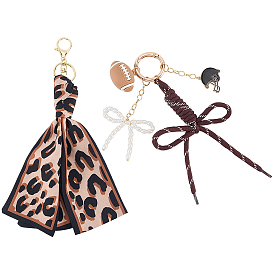 2 piezas 2 estilos bufanda de seda con estampado de leopardo y cordón de nailon y colgante de rugby de PVC y colgante de casco de béisbol de aleación de esmalte y llavero con lazo de perla de vidrio