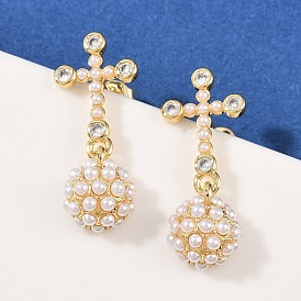 Крест из латуни с микропаве из прозрачных кубических цирконий и полукруглые серьги-гвоздики с подвесками, с пластмассовой жемчужиной abs, долговечный, стойки покрытие