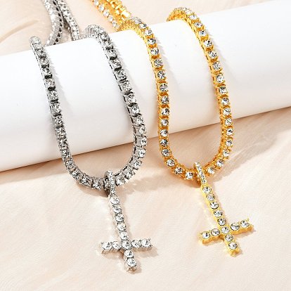 Подвеска в виде перевернутого христианского креста из сплава, полностью украшенная кристаллами и стразами., Крест Святого Петра