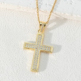 Collier pendentif croix au design minimaliste avec zircon coloré pour accessoire de pull automne/hiver.