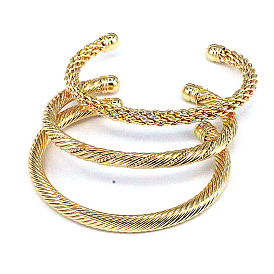 Bracelet en forme de C torsadé en lin martelé géométrique rétro - à la mode, minimaliste, plaqué.