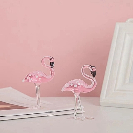 Миниатюрные фигурки фламинго украшают витрины, для украшения дома