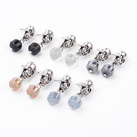 Aleación de estilo tibetano cuelga los pendientes del perno prisionero, Con perlas de vidrio de electrochapa esmerilada y pasadores de cabeza de hierro., cráneo, plata antigua