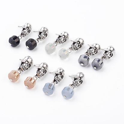 Aleación de estilo tibetano cuelga los pendientes del perno prisionero, Con perlas de vidrio de electrochapa esmerilada y pasadores de cabeza de hierro., cráneo, plata antigua