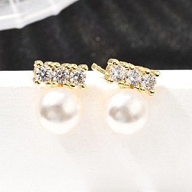 Круглые серьги-гвоздики из латуни с микропаве из прозрачных кубических цирконий, с пластиковой имитационной жемчужиной, без кадмия и без свинца