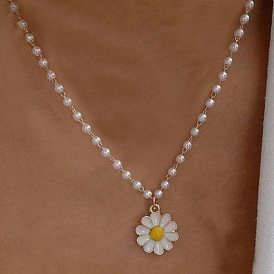 Collier de clavicule en perles de marguerite à la mode avec pendentif cerise et papillon