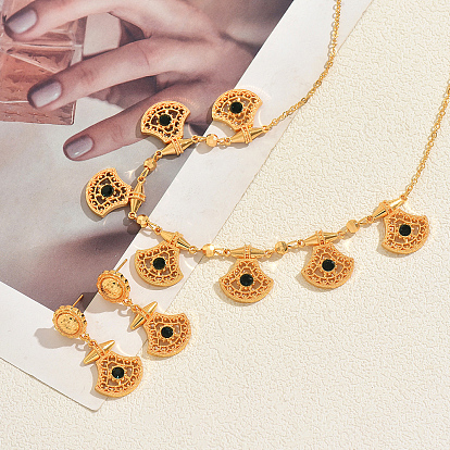 Комплект для женщин: колье и серьги-гвоздики в виде веера с ажурным кулоном из латуни в этническом стиле, украшенным микропаве из кубического циркония.