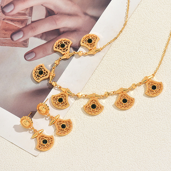 Комплект для женщин: колье и серьги-гвоздики в виде веера с ажурным кулоном из латуни в этническом стиле, украшенным микропаве из кубического циркония.