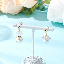 Серьги-гвоздики в форме кошки и с принтом лапы из натуральной белой ракушки из латуни, с имитацией жемчужины из ракушки, слева и справа