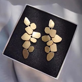 Серьги-гвоздики с подвесками из латунного листа