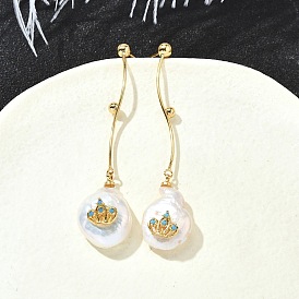 Серьги-гвоздики из латуни в форме короны, с фианитами и натурального жемчуга, без кадмия и без свинца, долговечный, стойки покрытие