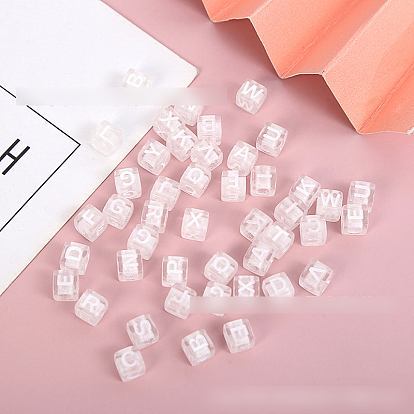 Прозрачные бусины из акриловой эмали, куб с белой буквой