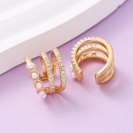 Тройные серьги-каффы в форме буквы С из латуни с микропаве из прозрачных кубических цирконий, с абс пластмассовой имитационной жемчужиной