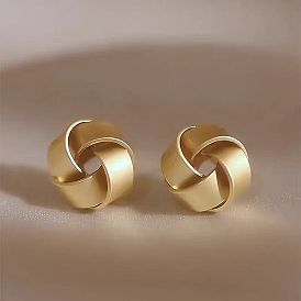 Серьги-гвоздики из сплава с вечным узлом