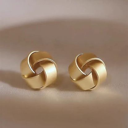 Серьги-гвоздики из сплава с вечным узлом