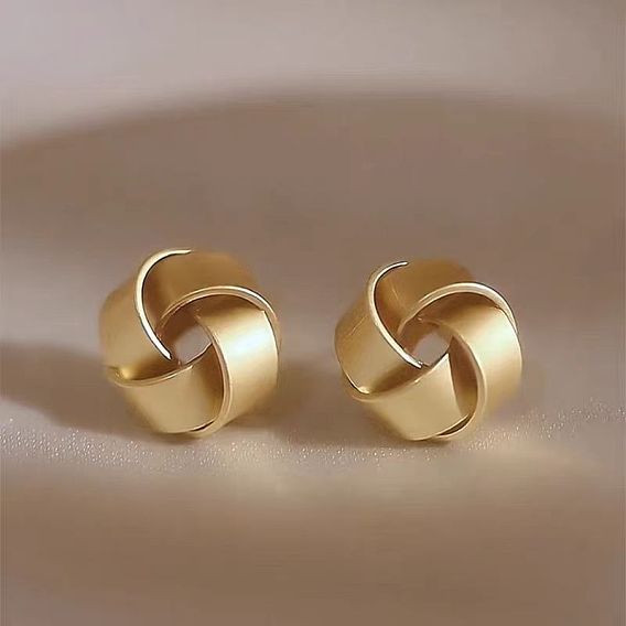 Серьги-гвоздики из сплава с вечным узлом