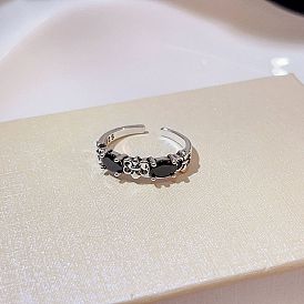 Минималистичное регулируемое кольцо с черным цирконом для женщин с артистичным и элитным стилем